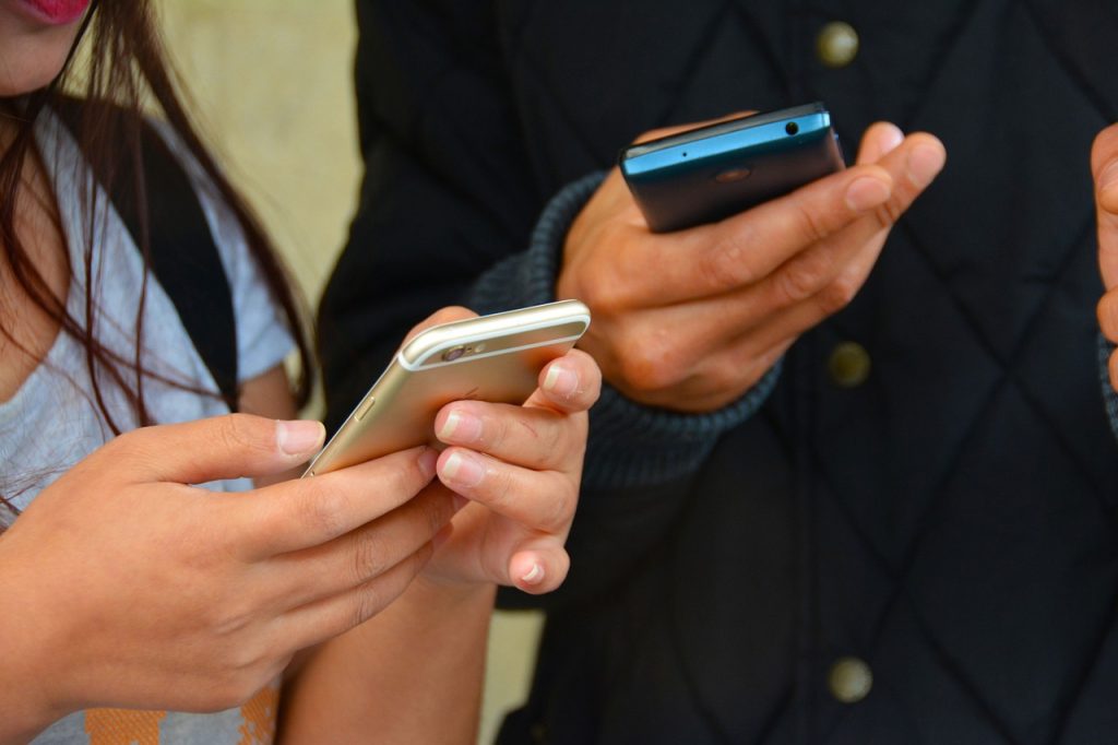 The ins and outs of pre-dating Man and woman on smartphones
