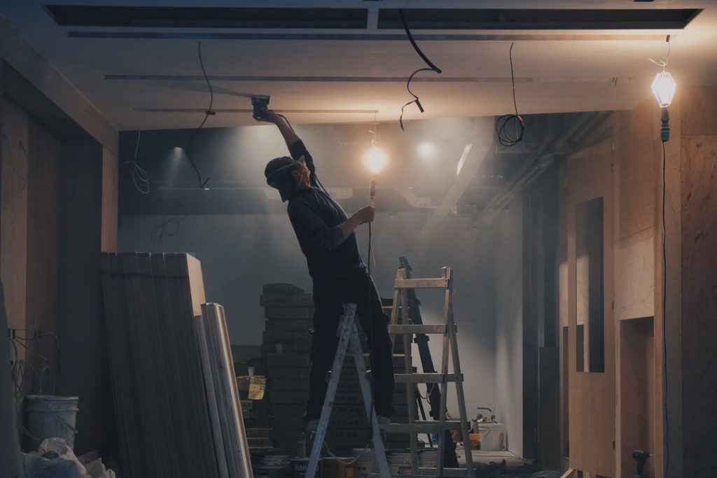 How to skim plasterboard like a professional Man skimming plasterboard
